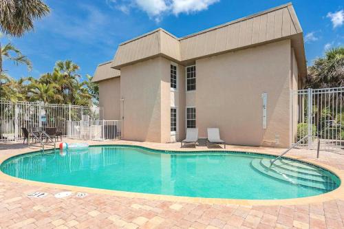 Siesta Key Village Apartment | The Village Breeze, 2 Units - 4 BR, 4 Baths, Pool Walk to Beach and Siesta Key Village