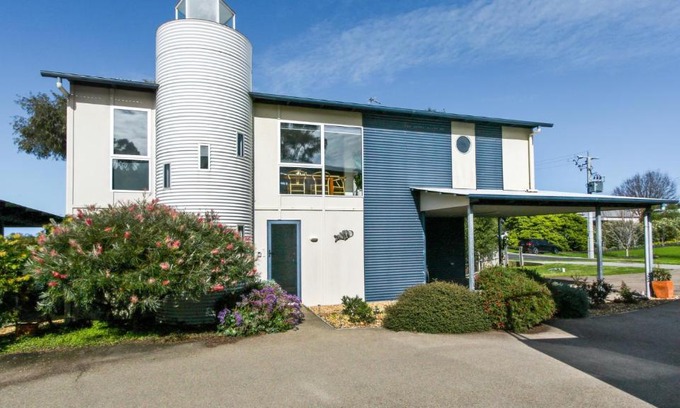 Metung House | The Village Lighthouse