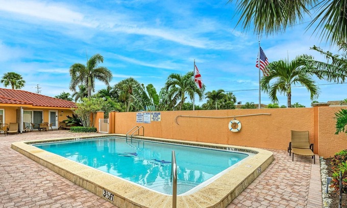Holmes Beach Condo | The Villas 3B in Holmes Beach - 2BR Condo with Pool - By Island Real Estate Vaca