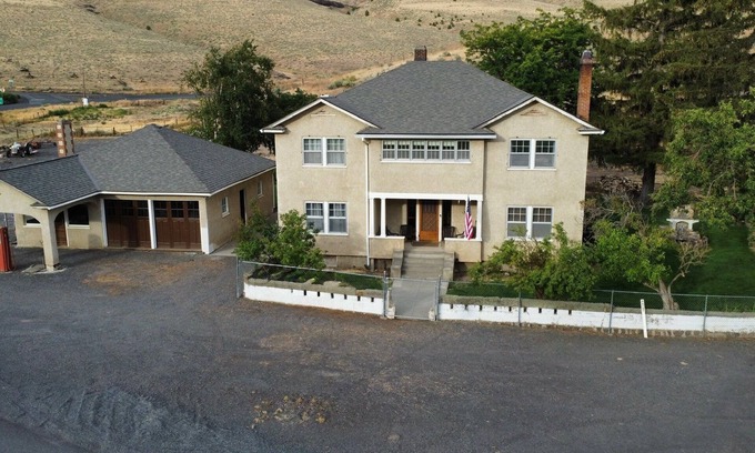 Pendleton House | The Vinson HousenHistoric 5 bedroom 2 bath ranch house