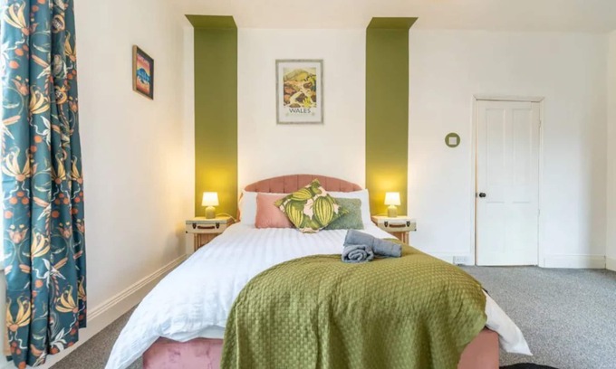 Splott House | The Wanderer - Lovely 3bd House - upto 10 guests.