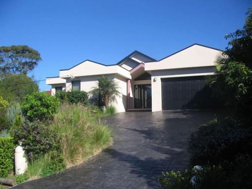 Mollymook House | The Weekender - walk to beach & golf club
