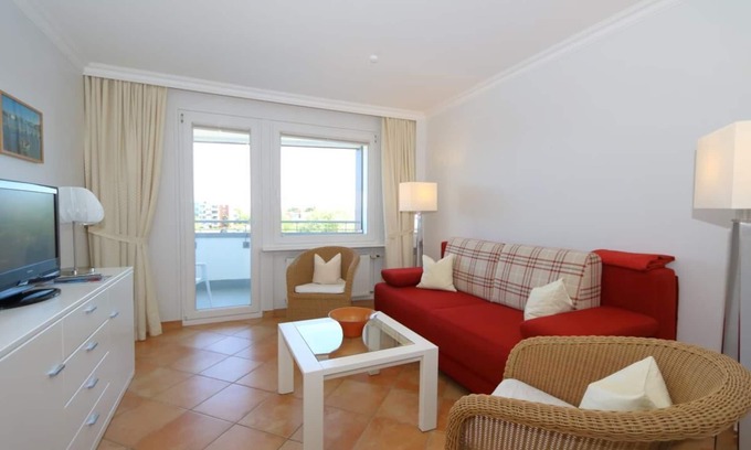 Westerland Apartment | The well-appointed vacation apartment in Haus Ankerlicht in Westerland is equipped with a fitted kitchen, a living room, a bathroom with shower cubicle, a bedroom and an east-facing balcony. The view goes far beyond the heart.
