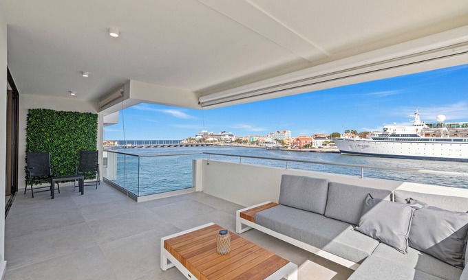 Pietermaai District Apartment | The Wharf 5D city apartment, overlooking Annabay, downtown Willemstad