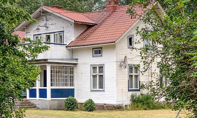Uppvidinge Municipality House | The white house is located in the middle of Småland - surrounded by forests and small lakes.