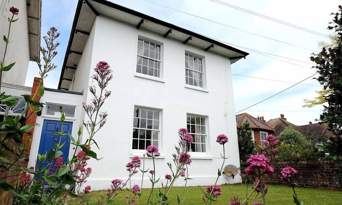 Bridport House | THE WHITE HOUSE, pet friendly, country holiday cottage in West Bay