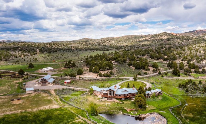 Alton Cabin | The Wildflower Majestic Lodge Near Zion and Bryce, sleeps 18+, private ranch