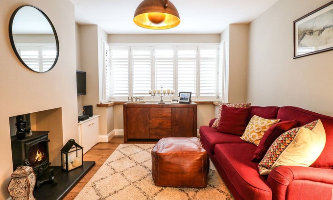 Melton Mowbray Cottage | THE WILLOWS, pet friendly, with hot tub in Melton Mowbray