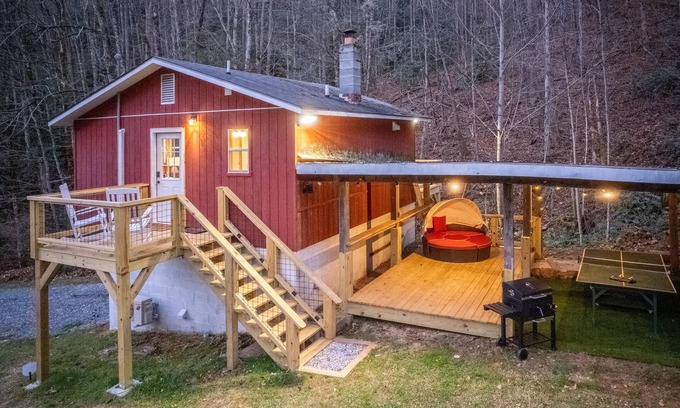 Sylva Apartment | The Woodlen: Mountain Studio with Hot Tub, Views, Fire Pit, & Ping Pong Table