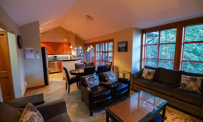 Blackcomb House | The Woods - Renovated, Family Friendly Condo on Free Shuttle and Golf Course