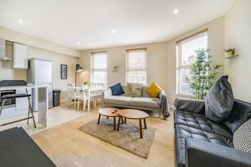 Belfast Apartment | The Woodstock - 2 bd Mod Duplex Ap - Gold Short Term Stays