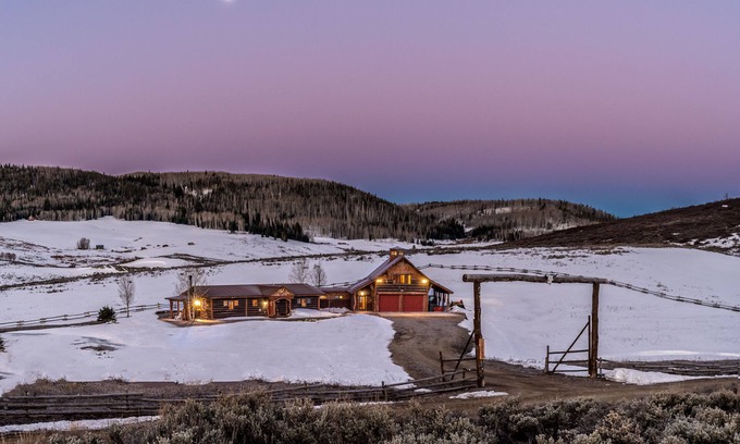 Clark Bed & Breakfast | The Woof Ranch Bed & Breakfast by Hahns Peak