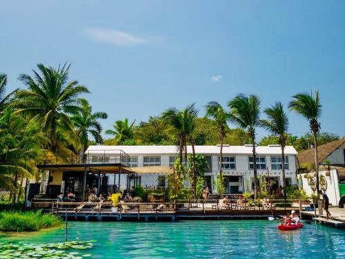 Centro Hostel | The Yak Lake House - Hostal Bacalar