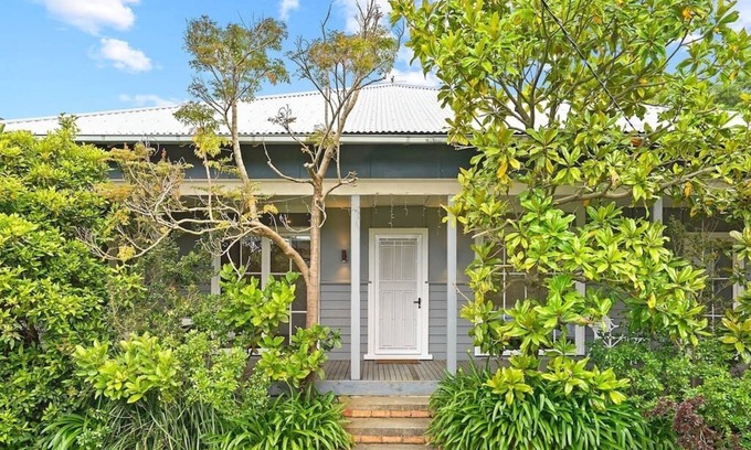 Mornington House | The Yak Shack- 200m to the Beach