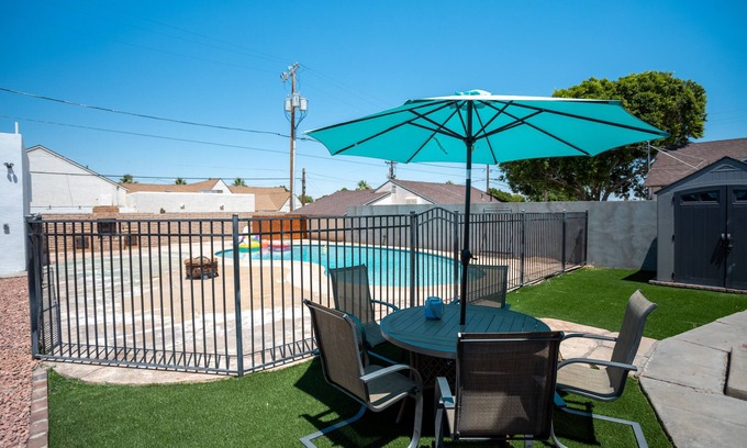 Yuma Townsite House | The Yuma White Modern Pool Home