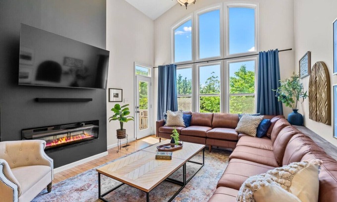 Swannanoa House | Theatre~2 Hottubs~MTN Views~Hidden SpeakEasy