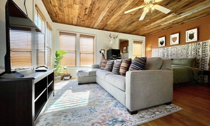 Monticello Park Apartment | TheStudio@MonticelloPark-CowboyPool+Hottub+KingBed