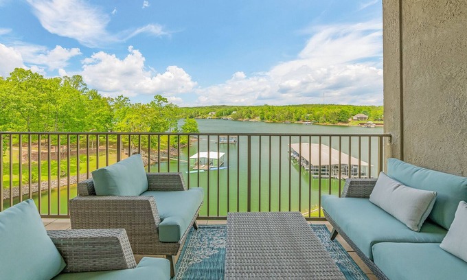 Jasper Condo | Third floor! Includes a private boat slip. Community pool!