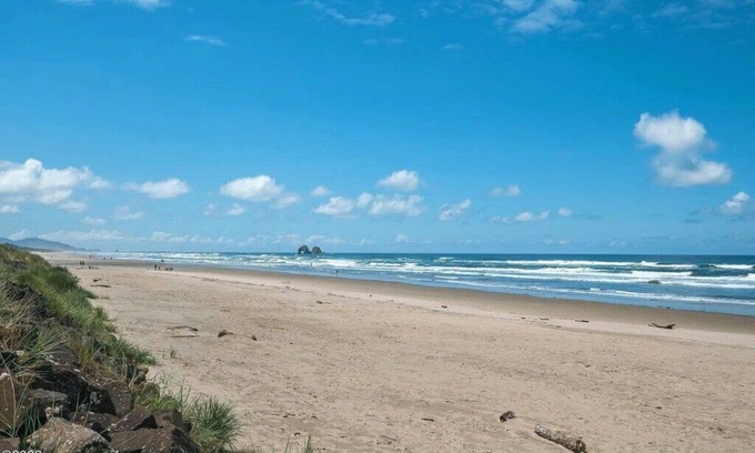 Rockaway Beach Cabin | This apartment is a 1 bedroom(s), 1 bathrooms, located in Rockaway Beach, OR.