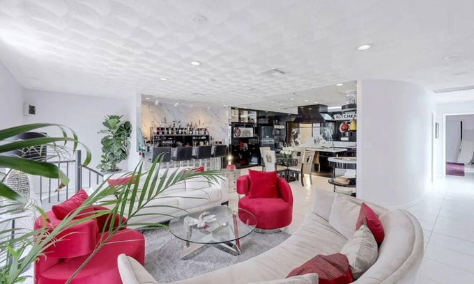 Marco Island Apartment | This beautiful 1 bedroom art deco 1500 sq. ft apt has its own private entrance.