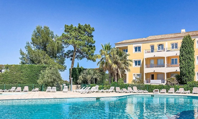 Les Issambres Apartment | This beautiful apartment is located on the 2nd floor of a secured complex and offers its guests a go