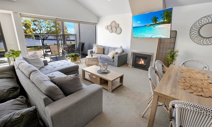 Paynesville House | This beautifully presented apartment is right in the heart of Paynesville