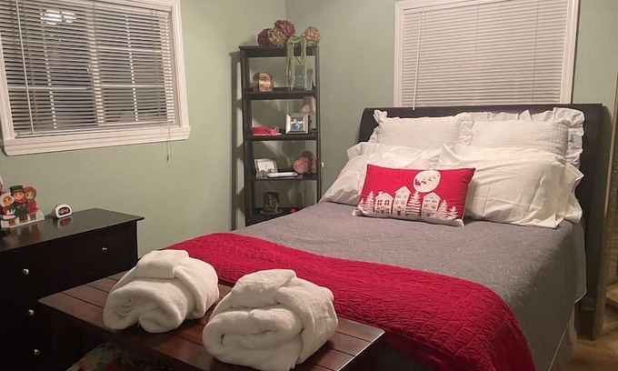 North Auburn House | This bungalow is a 1 bedroom(s), 1 bathrooms, located in Auburn, CA.
