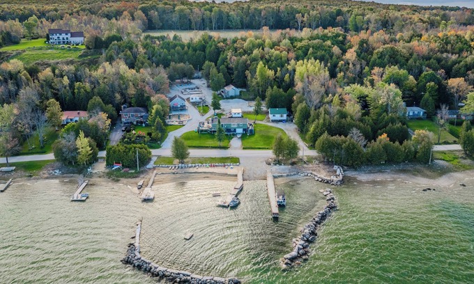Wiarton Cabin | This cabin is a 2 bedroom(s), 1 bathrooms, located in Wiarton, Ontario.