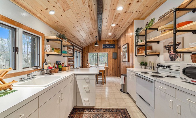 Harbor Springs Cabin | This cabin is a 2 bedroom(s), 1 bathrooms, located in Harbor Springs, MI.