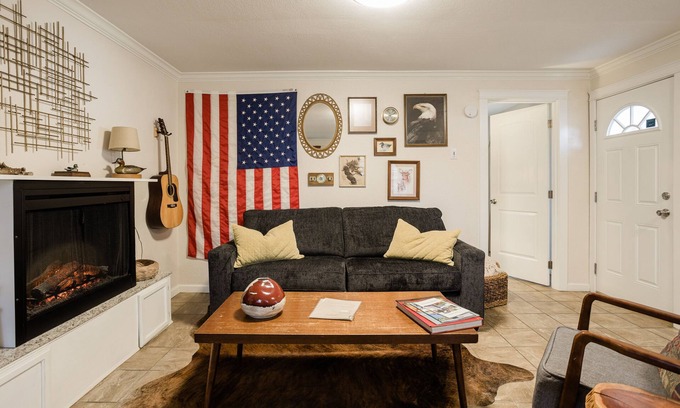 Central Point Cottage | This cottage is a 1 bedroom(s), 1 bathrooms, located in Gold Hill, OR.