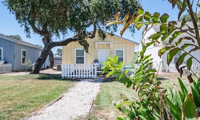Rockport Cottage | This cottage is a 2 bedroom(s), 2 bathrooms, located in Rockport, TX.