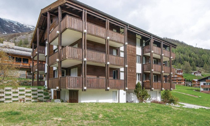 Saas-Fee Apartment | This cozy chalet vacation apartment is located on the 1st floor and comprises 35 m2 of living comfor