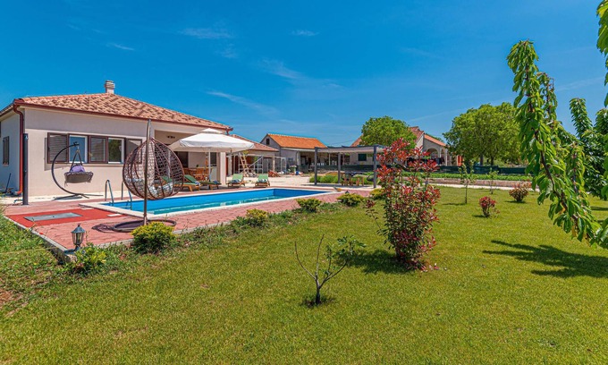 Drnis House | This cozy cottage with pool is located in small village Pakovo Selo, about 20 kilometers from the fa