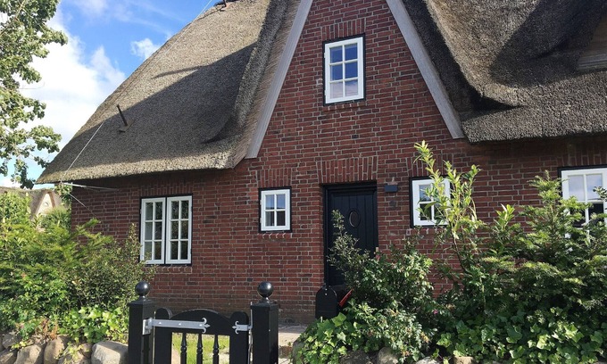 Großmorsum House | This exclusive end-unit house under thatch combines modern style with fries
