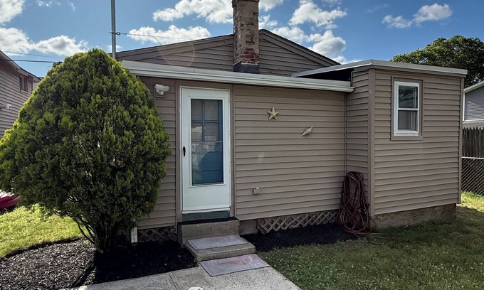 Warwick House | This house is a 1 bedroom(s), 1 bathrooms, located in Warwick, RI.