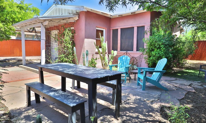 West University House | This house is a 2 bedroom(s), 2 bathrooms, located in Tucson, AZ.