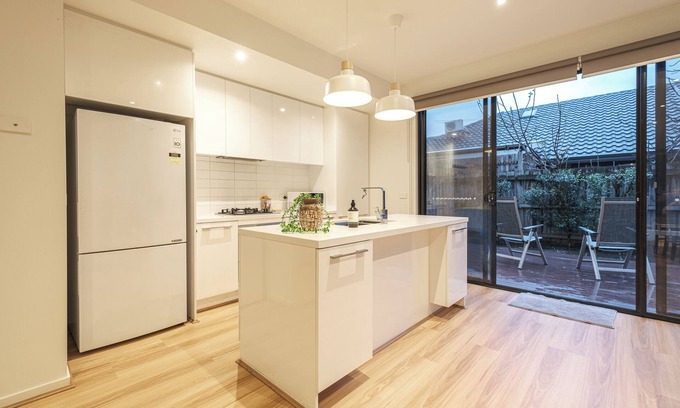 Cheltenham House | This house is a 3 bedroom(s), 2.5 bathrooms, located in Cheltenham, VIC.