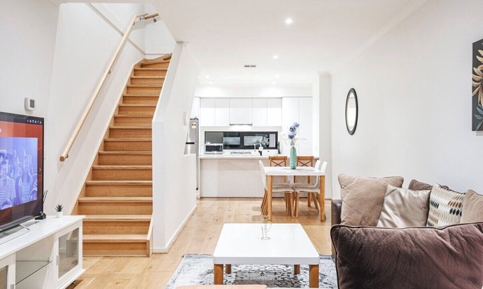 Maidstone House | This house is a 3 bedroom(s), 2 bathrooms, located in Maidstone, VIC.