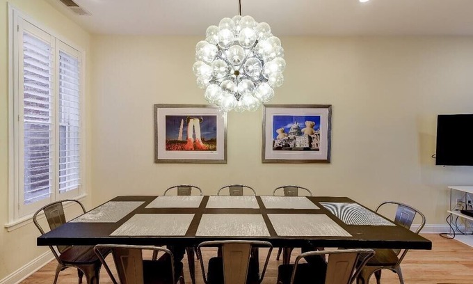 Near Northeast House | This house is a 3 bedroom(s), 2.5 bathrooms, located in Washington, DC.