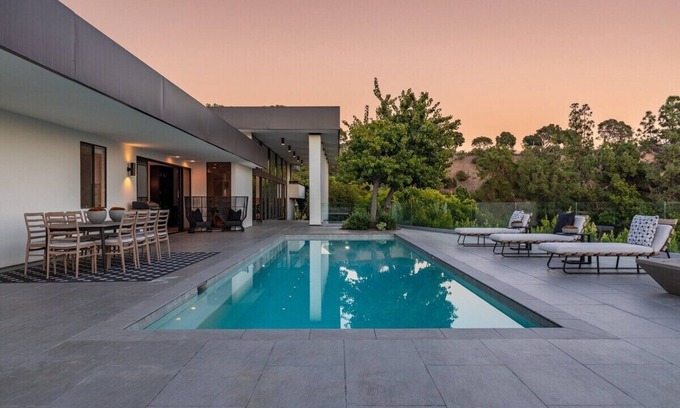 Trousdale Estates House | This house is a 4 bedroom(s), 4.5 bathrooms, located in Beverly Hills, CA.
