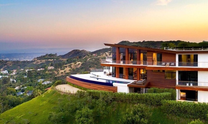 Hollywood Hills House | This house is a 5 bedroom(s), 5 bathrooms, located in Los Angeles, CA.