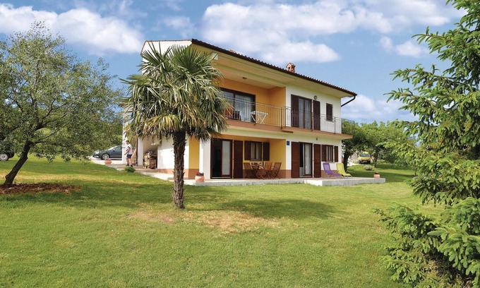 Vizinada Apartment | This modern and comfortably furnished apartment is located in Vi.