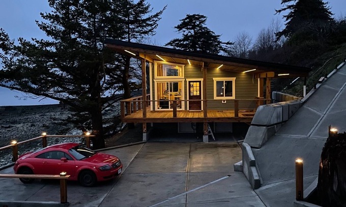 Brew Bay Cabin | This oceanfront cabin is a perfect place to relax and recharge