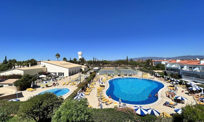 Portimao Apartment | This place spells H-O-L-I-D-A-Y. Beautiful 2 bed apartment overlooking the pool