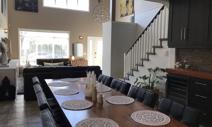 South Pandosy House | This professionally designed spacious house is perfect for holidays! LOCATION!