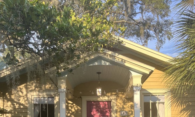 Thornton Park Cottage | This quaint historic bungalow is located in beautiful Thornton Park.