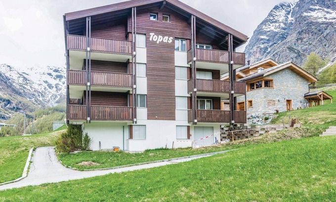 Saas-Fee Apartment | This rustic and cozy vacation apartment in the house Topas offers you on 50 m2 space to let your sou