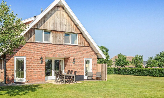 Beerze House | This semi-detached house in Beerze is comfortably furnished. You will feel really comfortable here w