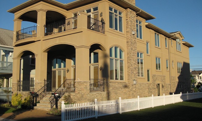 Gold Coast Condo | This stunning, unrivaled vacation home built in 2006 is handicap friendly