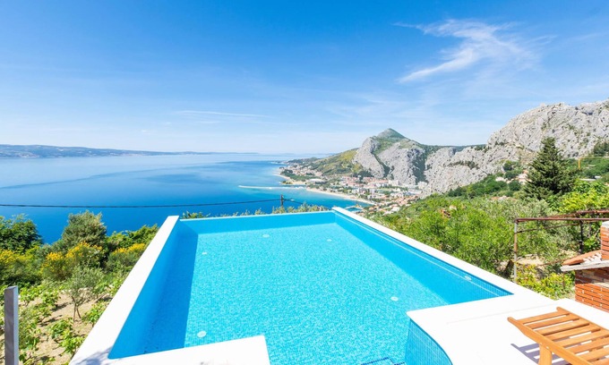 Borak House | This well-equipped vacation home with panoramic sea view is located in the village of Borak, above O